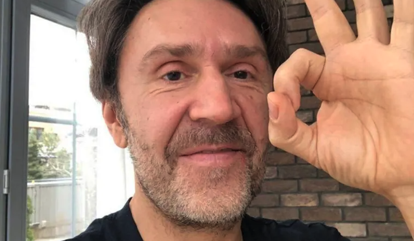 Шнуров сразу после развода с женой прибрал к рукам известную молодую певицу