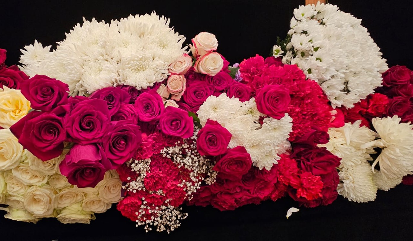 Москвичи несут цветы к дому 80-летней актрисы театра и кино Натальи Селезневой 