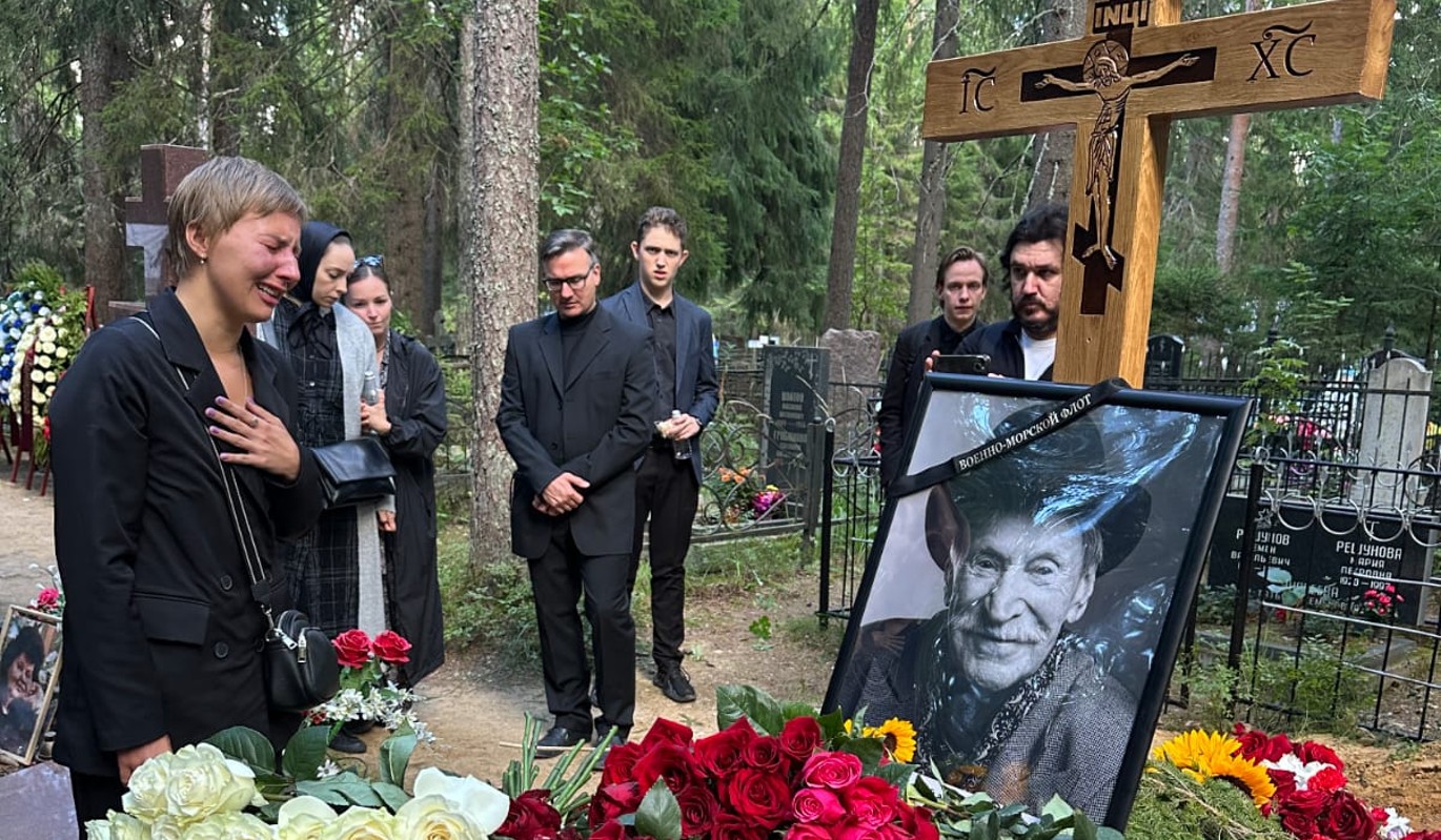 Боль и слезы: могила Ивана Краско утонула сразу после похорон